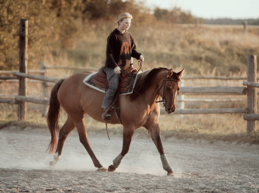 Henrike Gleißner reitet auf einem Pferd